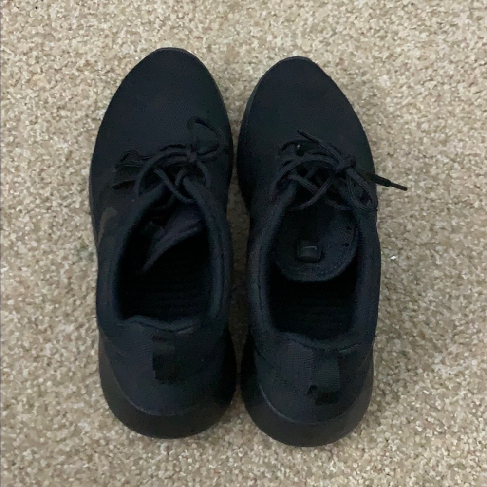 Nike black tennis shoe